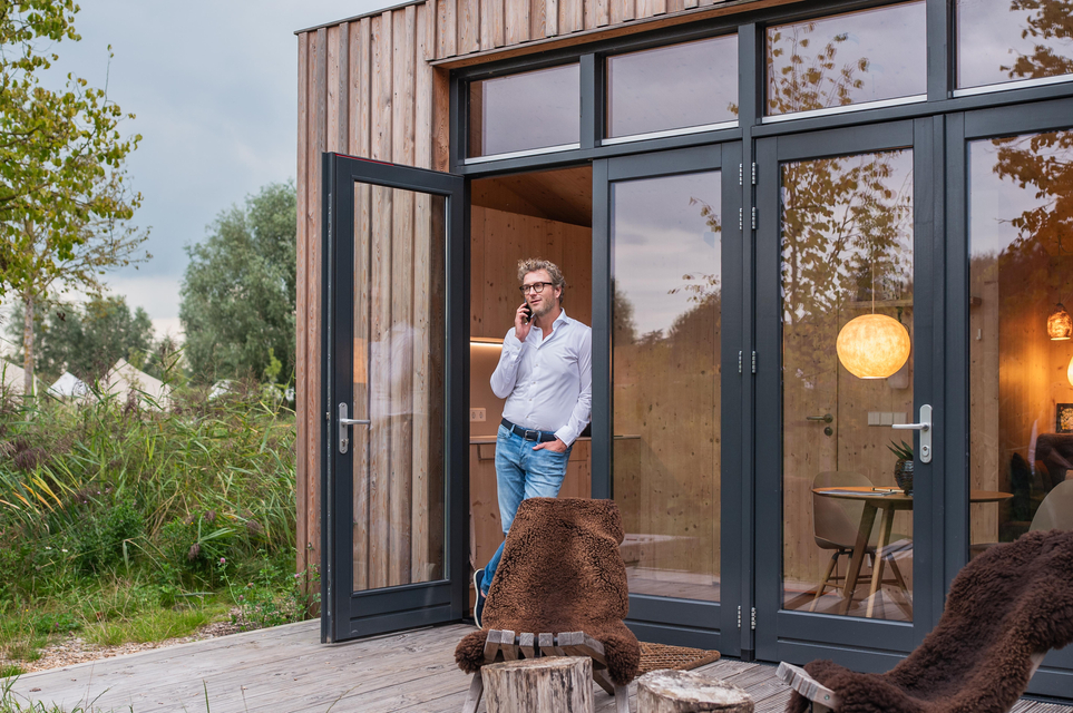 Ein Mann telefoniert auf seiner Terasse.