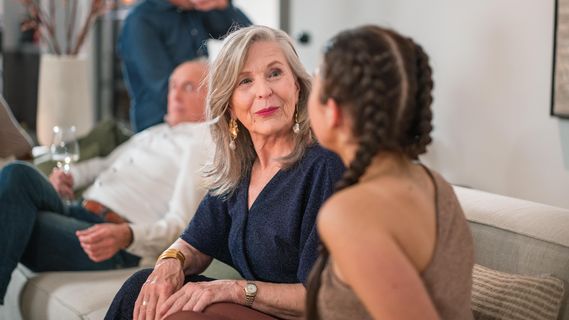 Eine ältere Dame im Gespräch mit einer jungen Frau