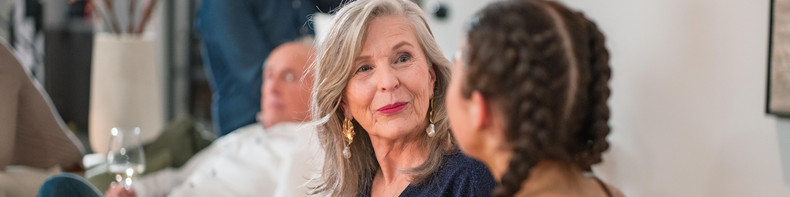 Eine ältere Dame im Gespräch mit einer jungen Frau