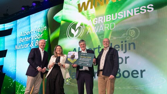 Winnaar Albert Heijn neemt de AgriBusiness Award 2026 in ontvangst