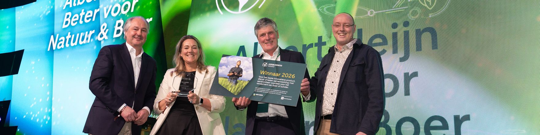 Winnaar Albert Heijn neemt de AgriBusiness Award 2026 in ontvangst