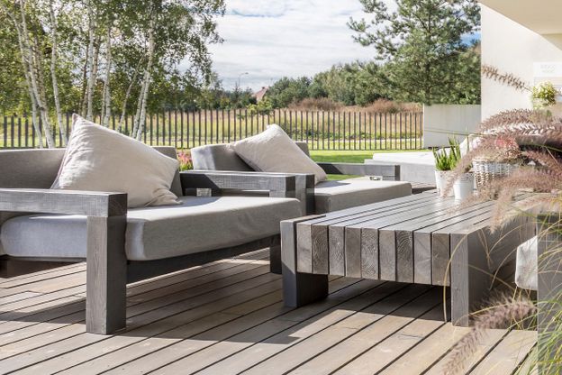 Immobilienvermittlung - Terrasse mit Sitzmöbeln