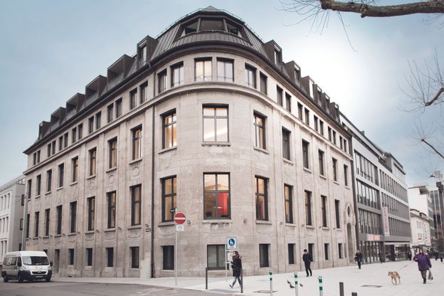Modernes Büro- und Geschäftsgebäude der Bethmann HAL Niederlassung in Stuttgart mit heller Natursteinfassade, markanter Eckarchitektur und großzügigen Fensterflächen in zentraler Innenstadtlage.