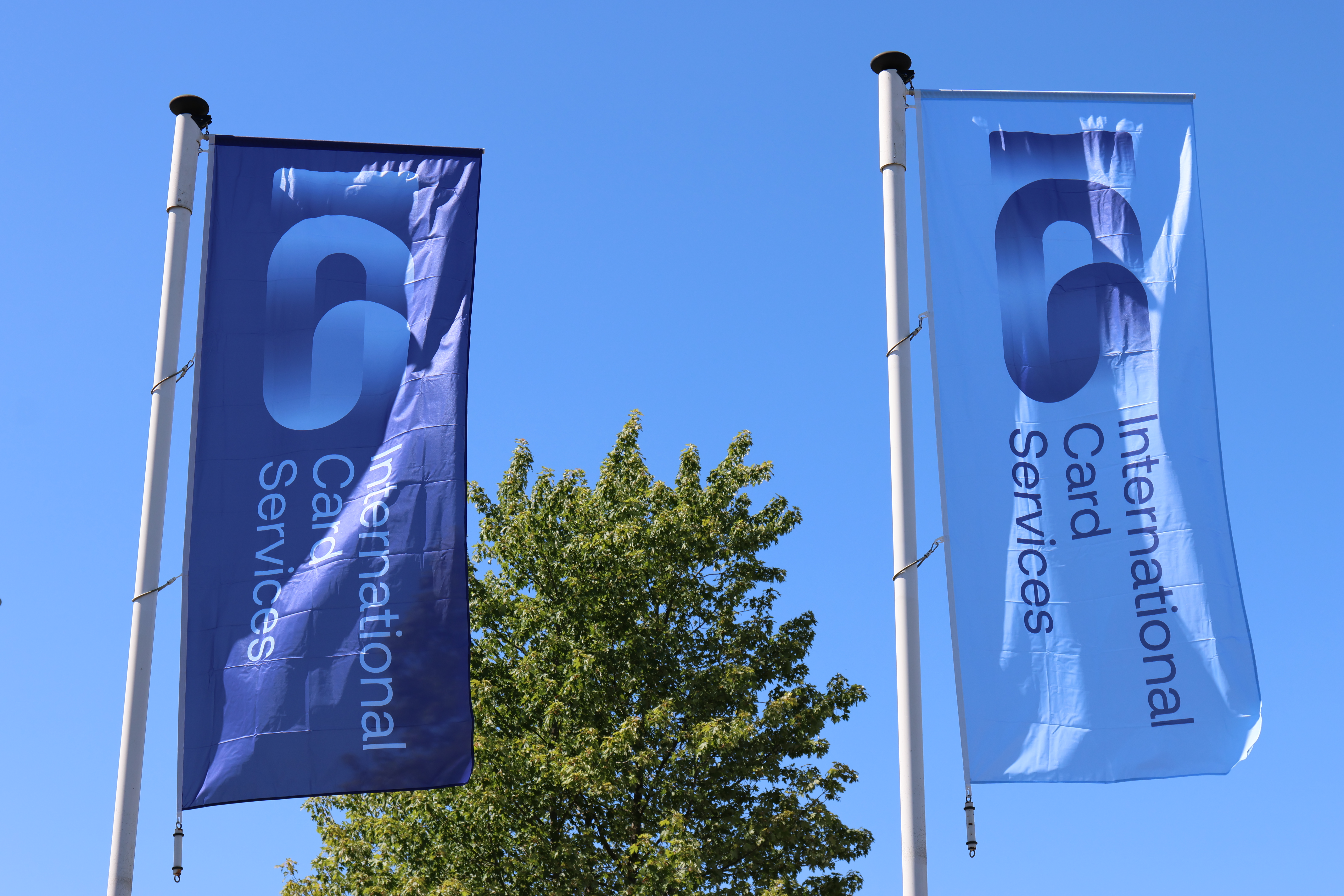 Vlaggen voor het gebouw van ICS