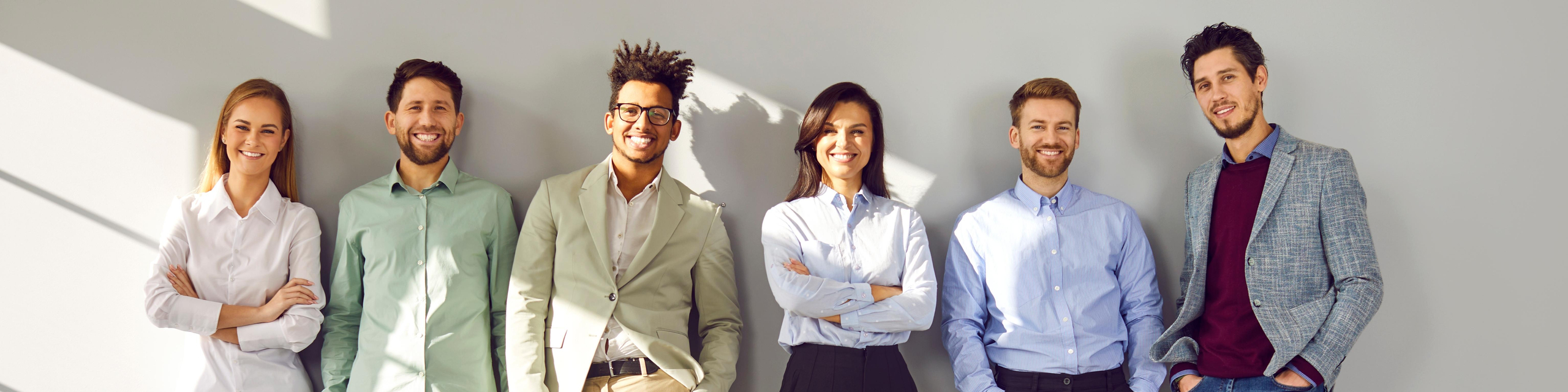 Wir suchen Nachwuchstalente - 5 Personen vor einer Wand