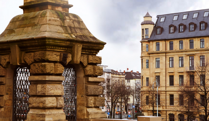 Historisches Gebäude der Bethmann HAL Niederlassung in Mannheim mit markanter Sandsteinfassade, Erkerturm und Mansarddach in einer urbanen Innenstadtlage.