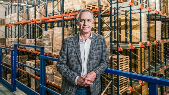 Man staat in een loods.