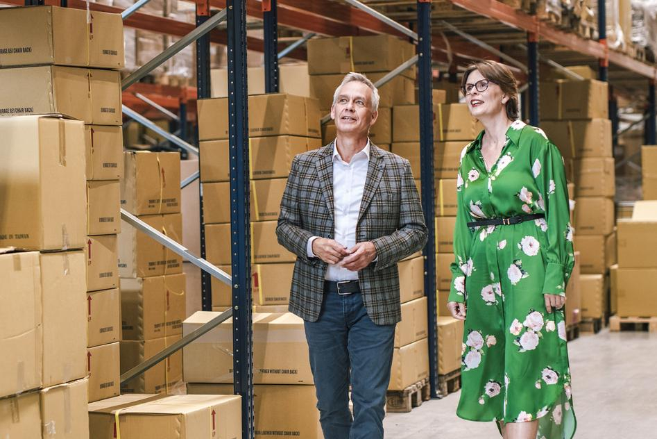 Man en vrouw lopen in een loods.