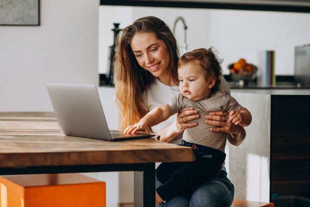 Mère entrepreneuse travaillant avec son enfant