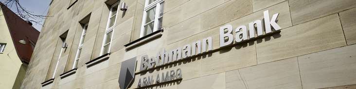 Außenansicht der historischen Fassade mit Logo der Bethmann HAL Niederlassung in Nürnberg.