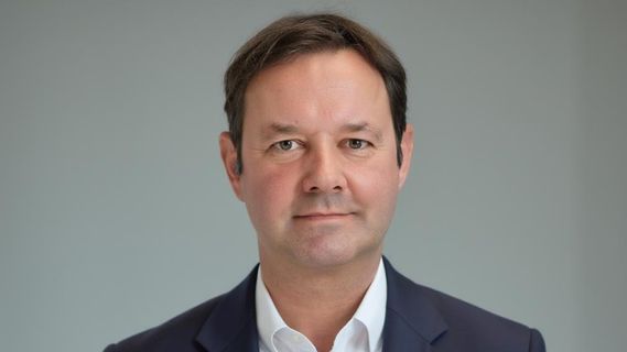 Porträt von Lars Friedrichsen (Niederlassungsleiter Bethmann HAL Bremen) in dunklem Anzug und weißem Hemd vor einem neutralen grauen Hintergrund. Die Person blickt direkt in die Kamera und ist mittig im Bild positioniert.