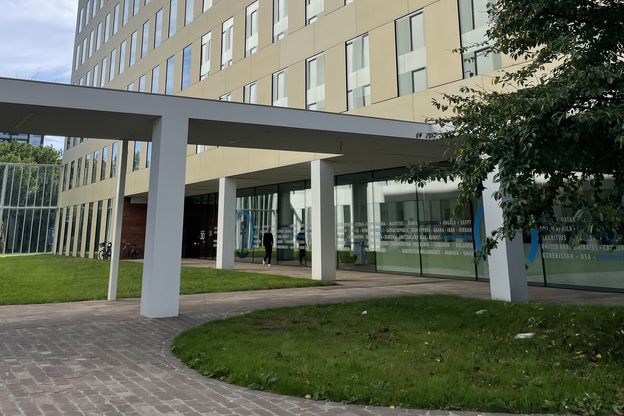 De voorkant van een kantoorpand in België
