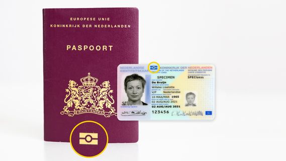 Afbeelding van een Nederlands paspoort en rijbewijs die het NFC-chip symbool tonen, gebruikt ter identificatie van geschikte identiteitsbewijzen.