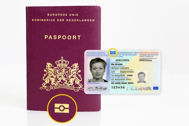 Afbeelding van een Nederlands paspoort en rijbewijs die het NFC-chip symbool tonen, gebruikt ter identificatie van geschikte identiteitsbewijzen.