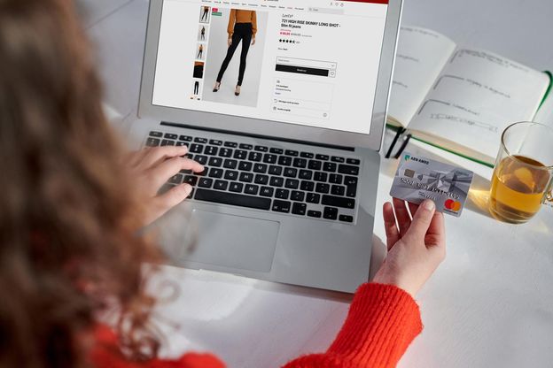 vrouw online aan het shoppen