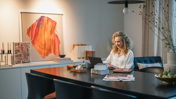 Womens Wealth bei der Bethmann Bank - Frau sitzt am Schreibtisch.