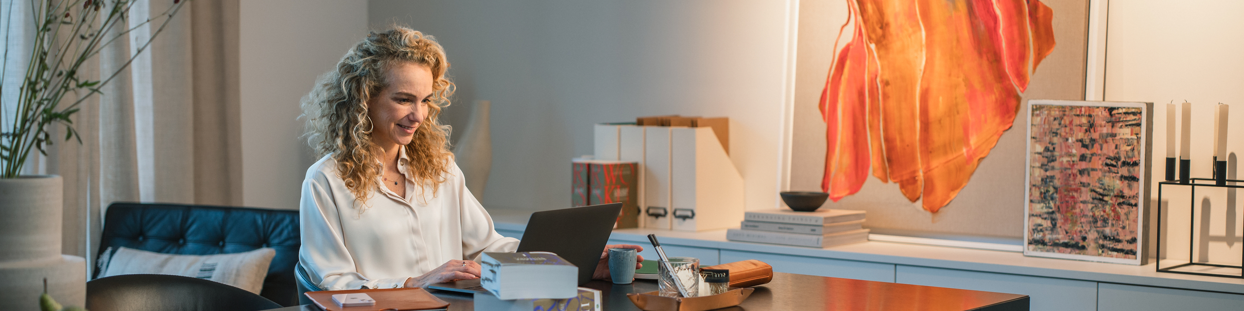 Womens Wealth bei der Bethmann Bank - Frau sitzt am Schreibtisch.
